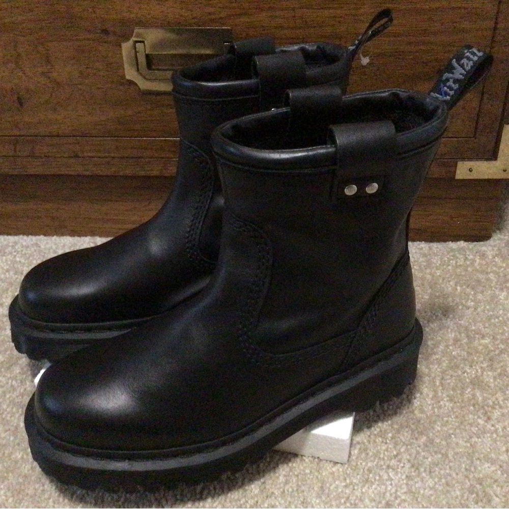 DR. MARTENS ANISTONE LO LEATHER BIKER BOOTS- WOMENS SZ 7/MENS SZ 6- BLACK- NWOB